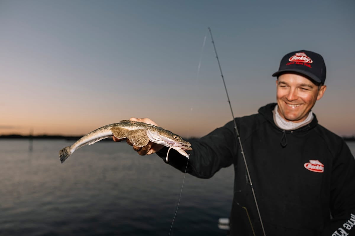 BERKLEY POWERBAIT MAXSCENT FLATNOSE MINNOW 4 INCH - COLOUR: BLACK SHINER