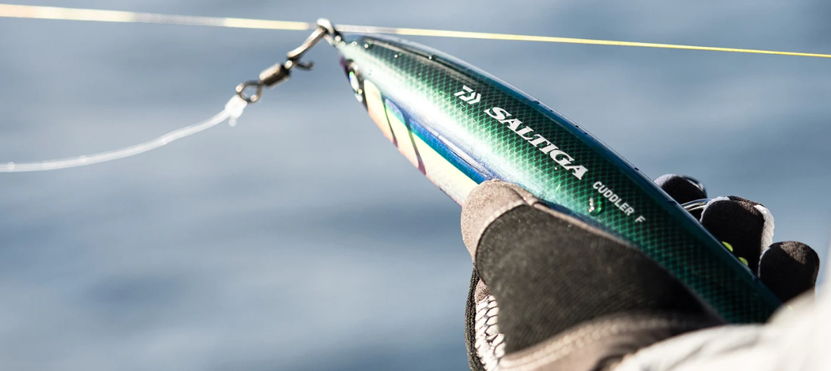 DAIWA SALTIGA CUDDLER 140F - COLOUR: GLOW SQUID LTD